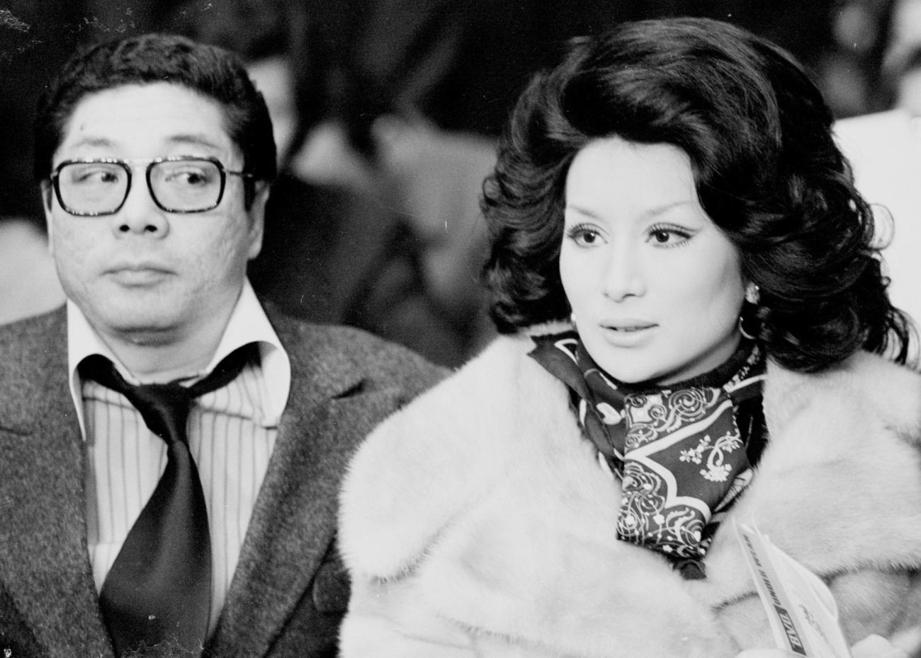 74年2月、リングサイドでボクシングを観戦するケーシー高峰さんとカルーセル麻紀