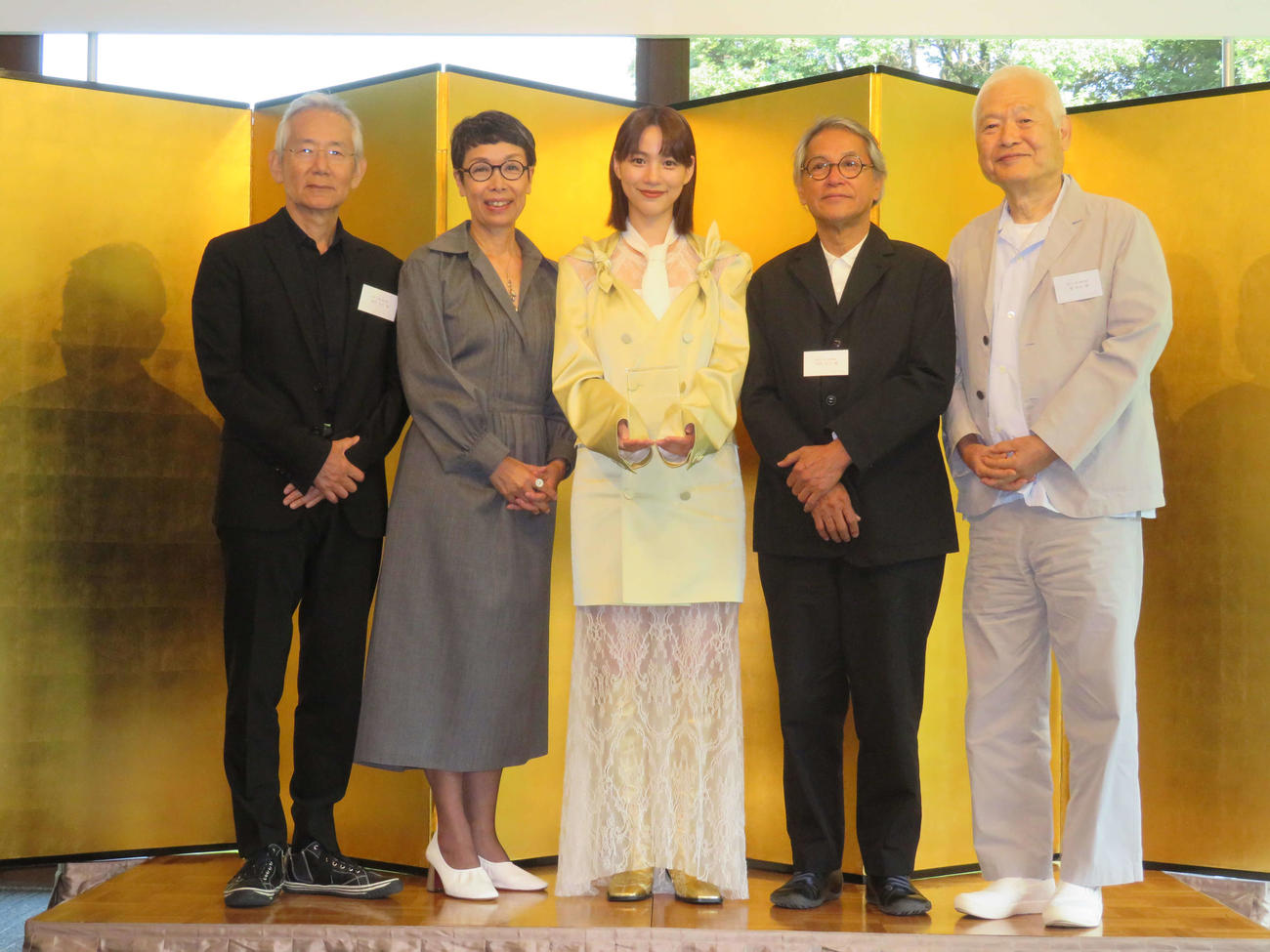 第16回　伊丹十三賞贈呈式に登壇した、のん（中央）と選考委員の、左から周防正行監督、平松洋子氏、1人置いて中村好文氏、南伸坊氏（撮影・村上幸将）