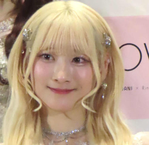 ＝LOVEの齋藤樹愛羅、最新曲衣装で山本杏奈、佐々木舞香と笑顔「この衣装着る度るんるん」