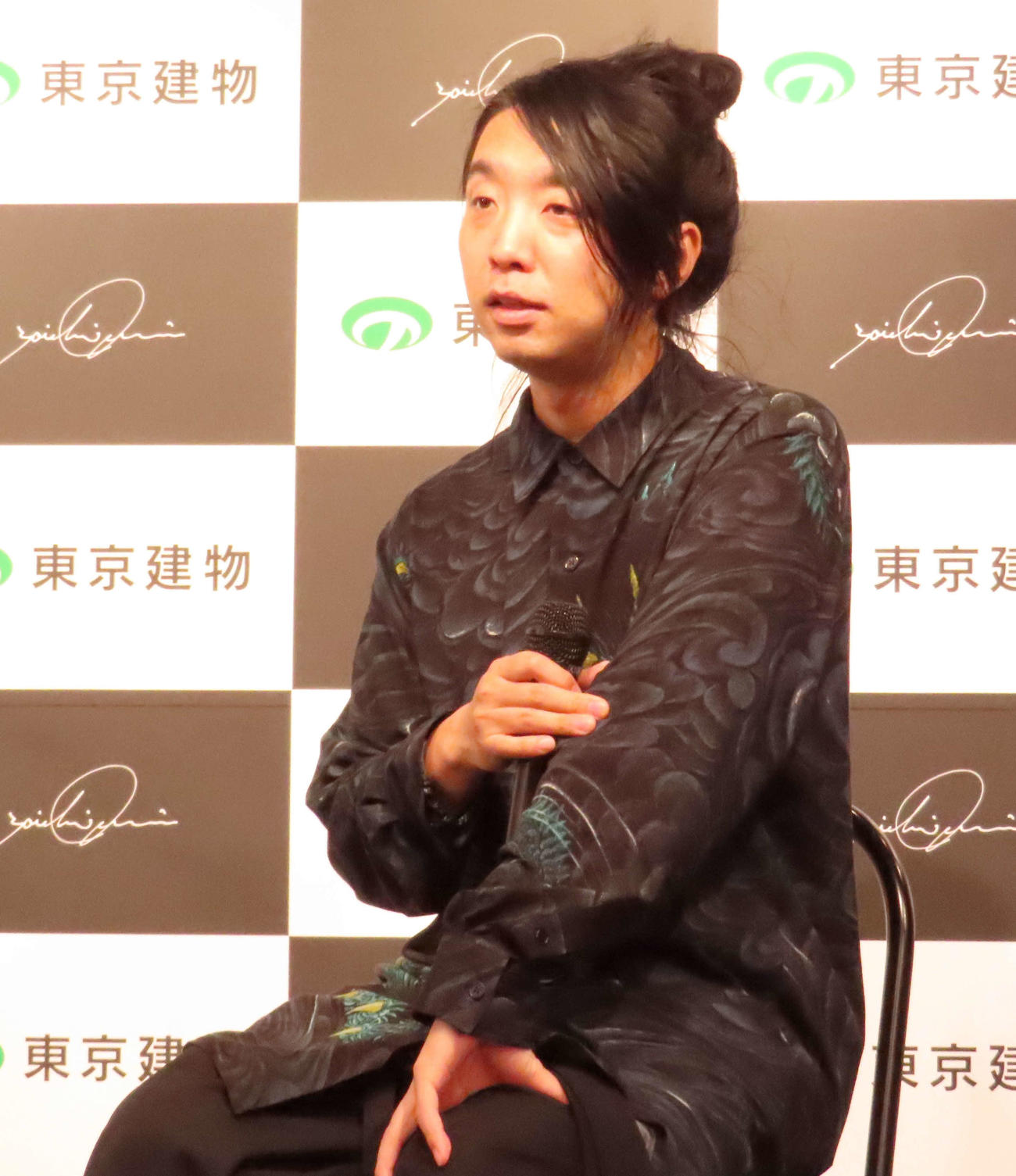 個展「昼夜の相代も神仏：寿司ヌル∴鰻ドラゴン」の発表会に出席した落合陽一氏（撮影・野見山拓樹）