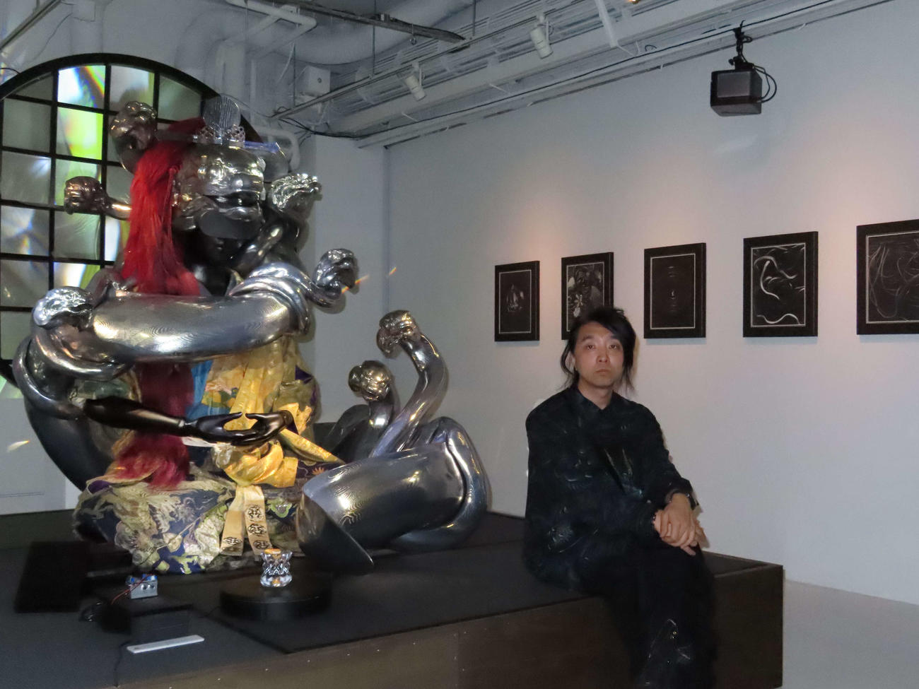 個展「昼夜の相代も神仏：寿司ヌル∴鰻ドラゴン」の発表会に出席した落合陽一氏（撮影・野見山拓樹）
