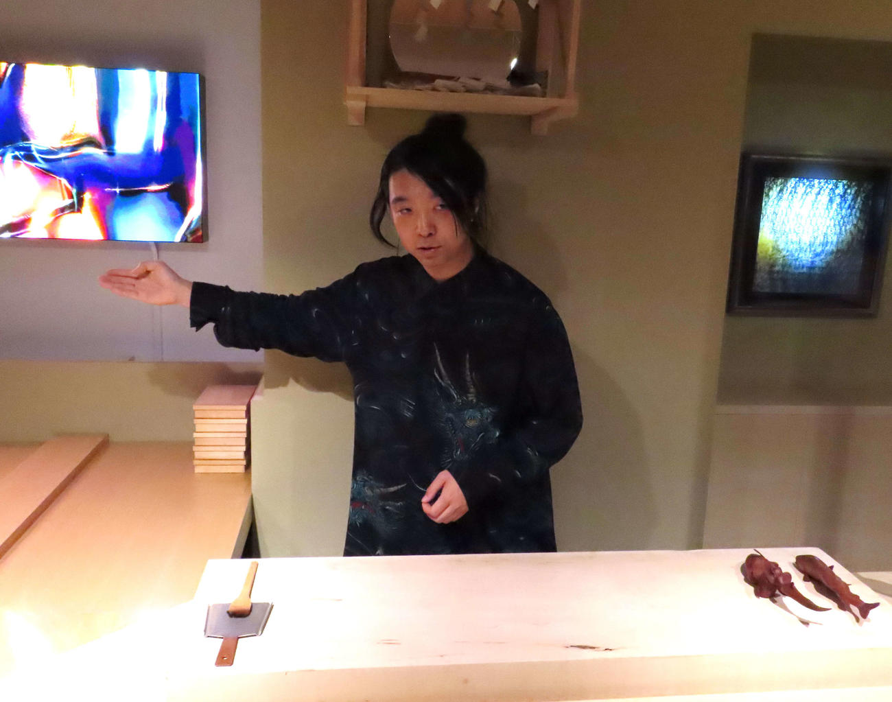 個展「昼夜の相代も神仏：寿司ヌル∴鰻ドラゴン」の発表会に出席した落合陽一氏（撮影・野見山拓樹）