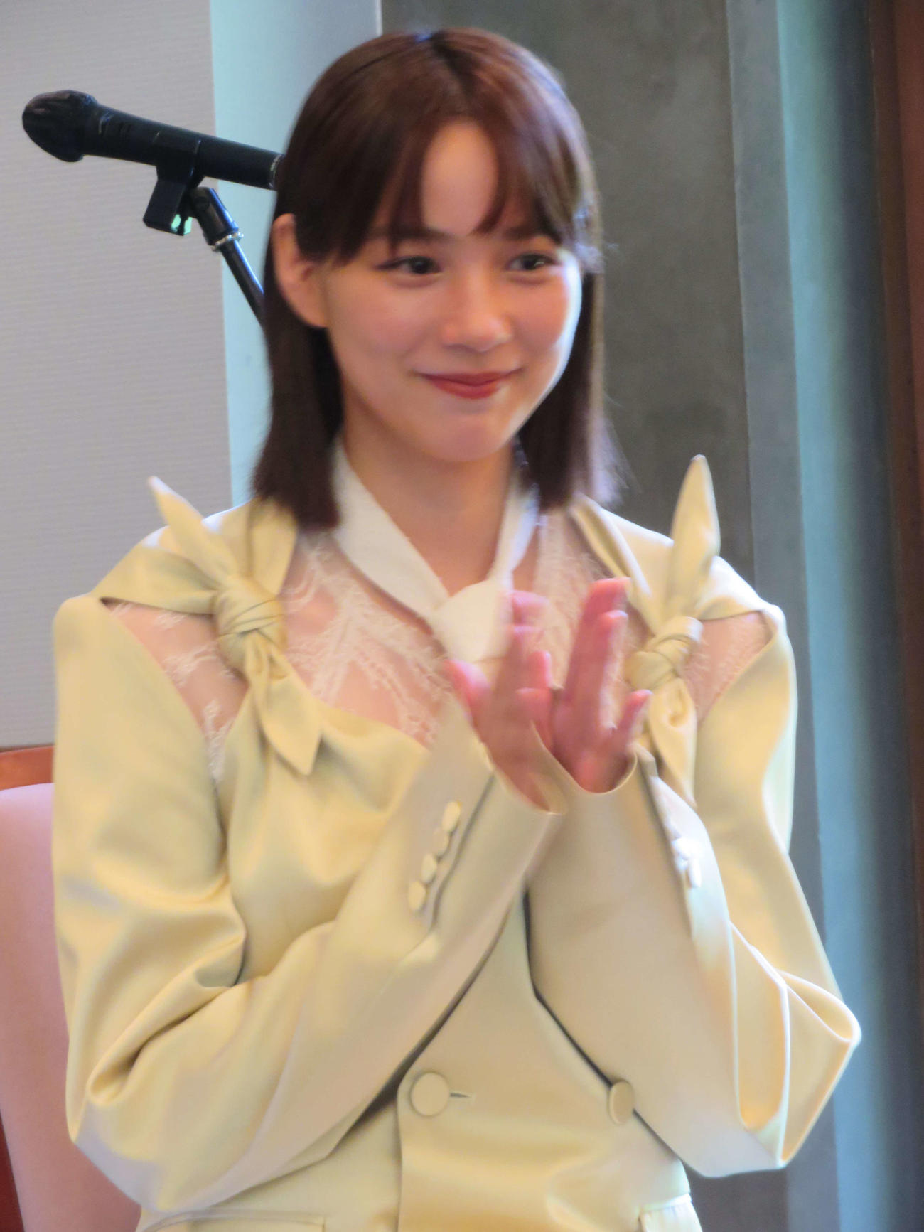 第16回　伊丹十三賞贈呈式で、宮本信子からのビデオメッセージを聞き、感慨深げな表情を浮かべて拍手する、のん（撮影・村上幸将）