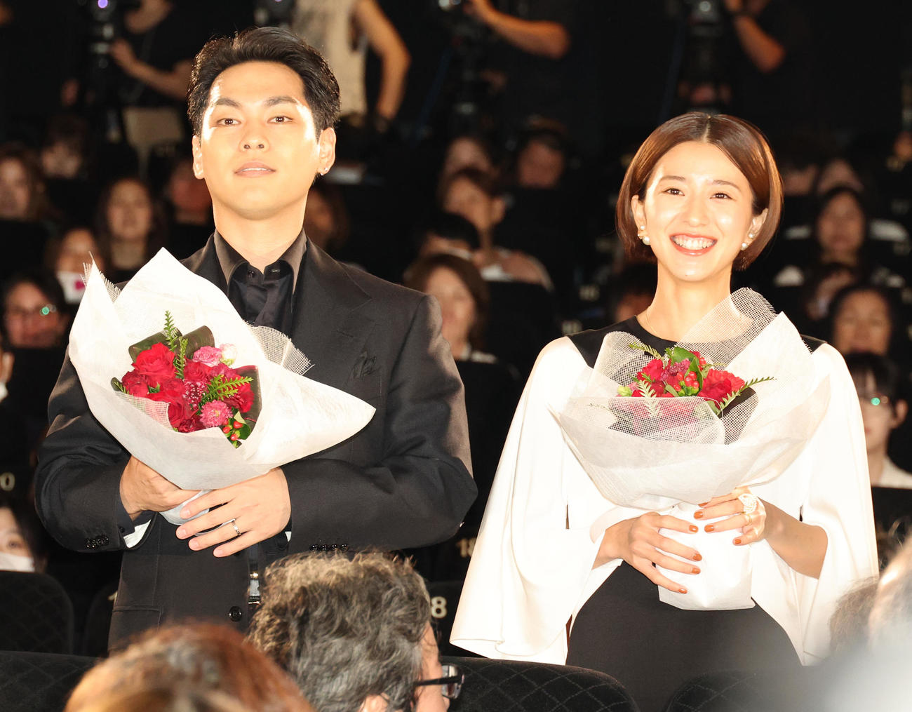 映画「夏目アラタの結婚」公開初日舞台あいさつを行った柳楽優弥（左）と黒島結菜（撮影・中島郁夫）