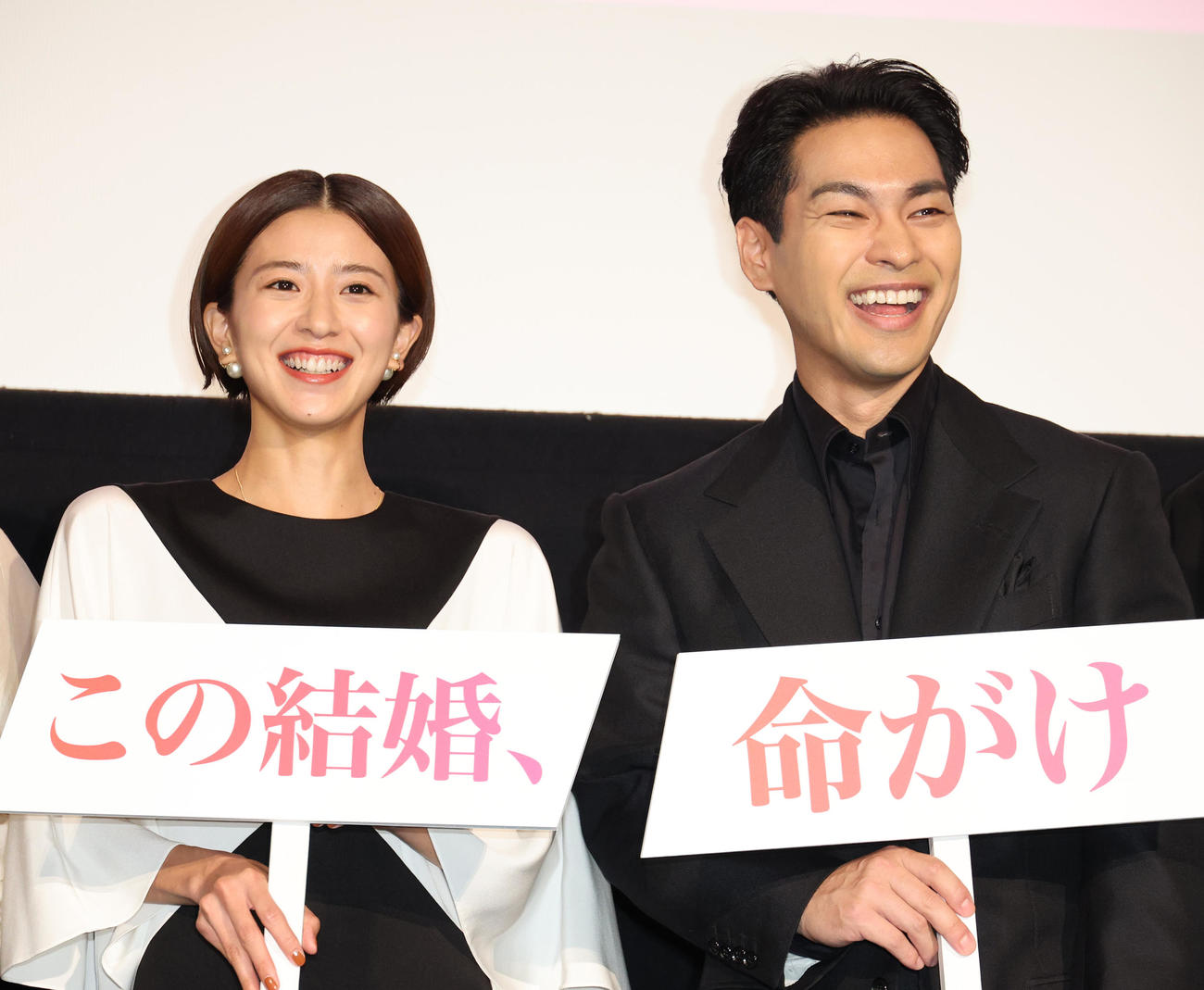 映画「夏目アラタの結婚」公開初日舞台あいさつを行った黒島結菜（左）と柳楽優弥（撮影・中島郁夫）