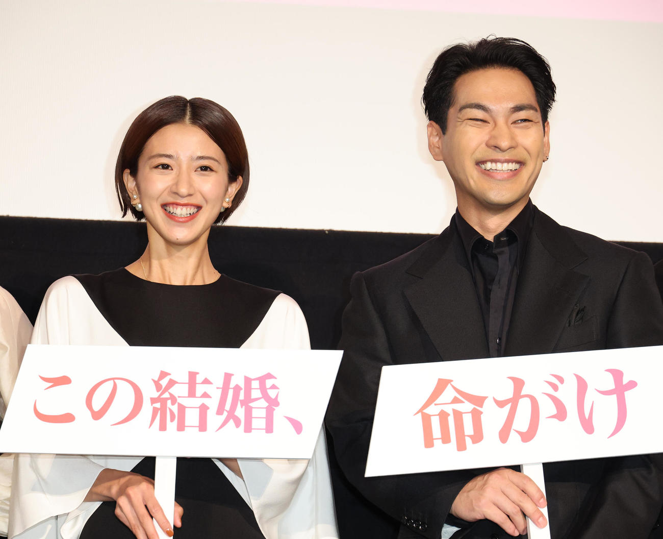 映画「夏目アラタの結婚」公開初日舞台あいさつを行った黒島結菜（左）と柳楽優弥（撮影・中島郁夫）