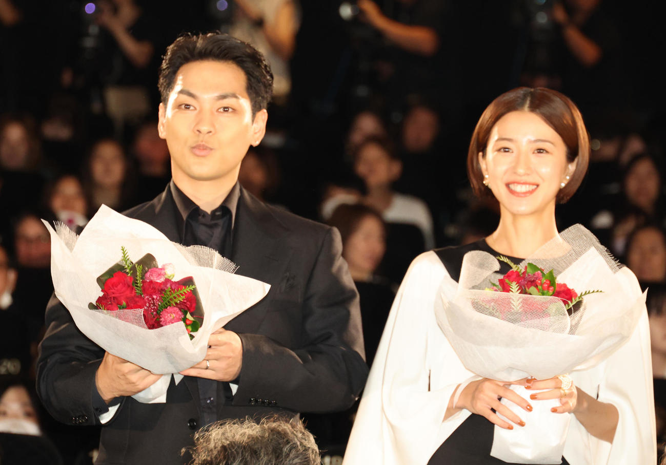 映画「夏目アラタの結婚」公開初日舞台あいさつを行った柳楽優弥（左）と黒島結菜（撮影・中島郁夫）