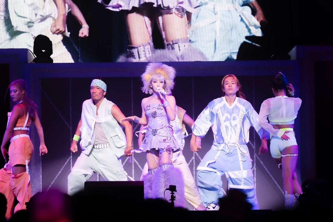 「KODA KUMI LIVE TOUR 2024　～BEST SINGLE KNIGHT～」でパフォーマンスする倖田來未（中央）（田中聖太郎氏撮影）