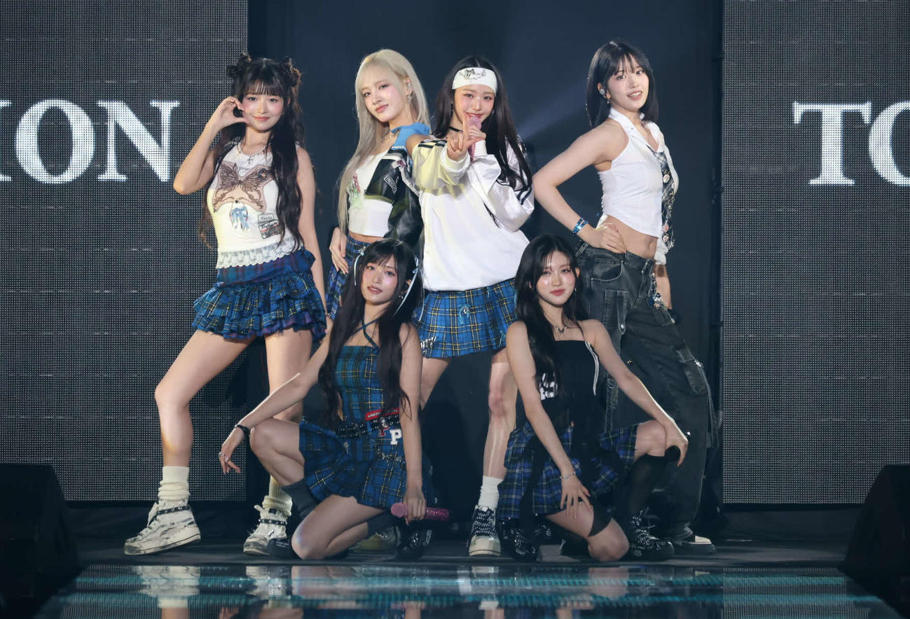 TGCに初出演したIVE。前列左からイソ、ガウル、後列左からレイ、リズ、ウォニョン、ユジン
