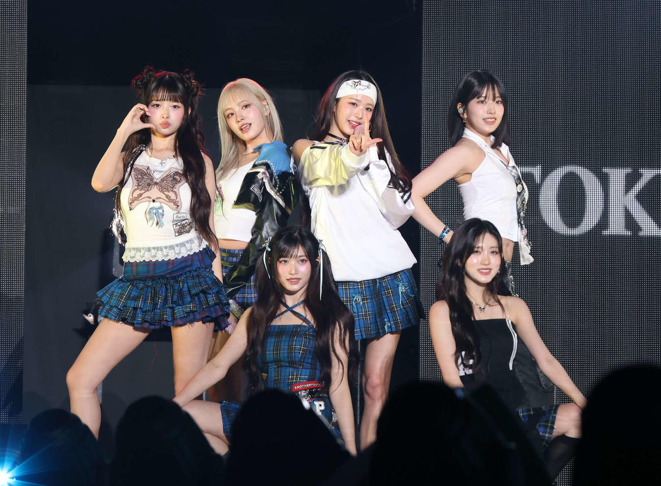 TGCに初出演したIVE。前列左からイソ、ガウル、後列左からレイ、リズ、ウォニョン、ユジン