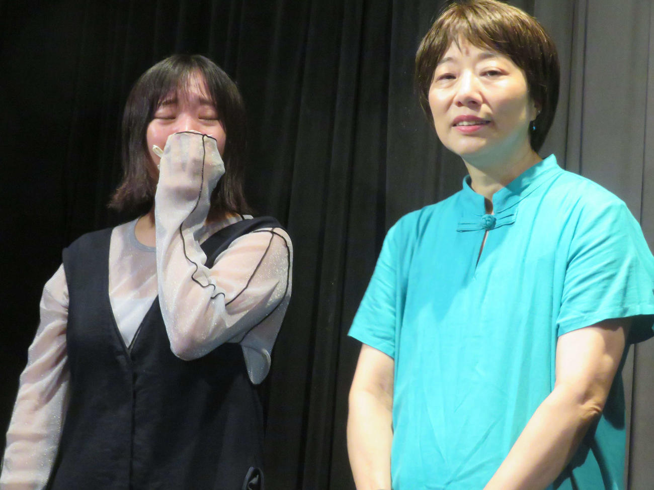 映画「とりつくしま」公開記念舞台あいさつで涙する東かほり監督（左）と原作者の母直子さん（撮影・村上幸将）