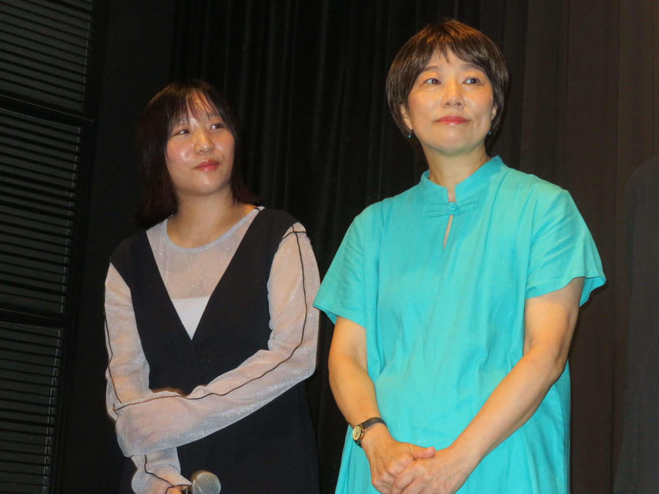 映画「とりつくしま」公開記念舞台あいさつに登壇した東かほり監督（左）と原作者の母直子さん（撮影・村上幸将）