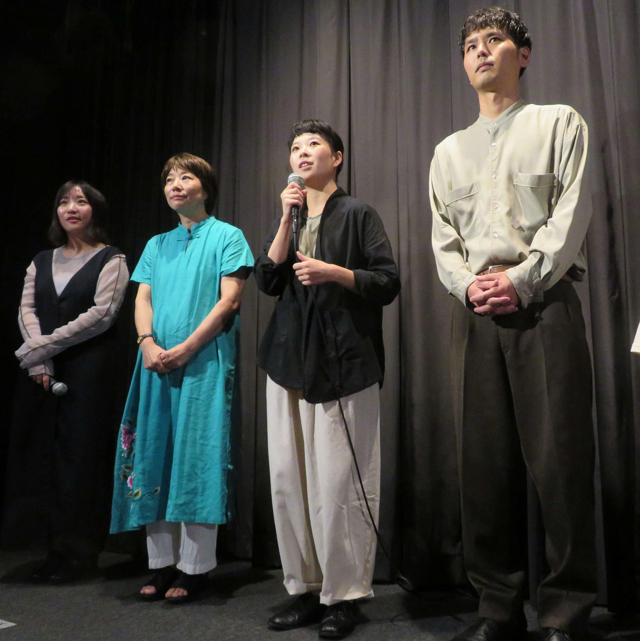 映画「とりつくしま」公開記念舞台あいさつに登壇した、左から東かほり監督、原作者の母直子さん、橋本紡、櫛島想史（撮影・村上幸将）