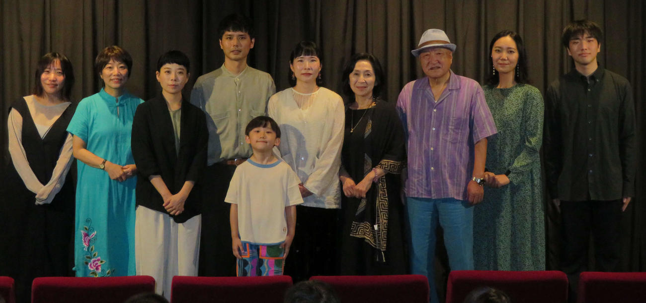 映画「とりつくしま」公開記念舞台あいさつに登壇した、左から東かほり監督、原作者の母直子さん、橋本紡、櫛島想史、楠田悠人、宇乃うめの、磯西真喜、柴田義之、安宅陽子、志村魁（撮影・村上幸将）
