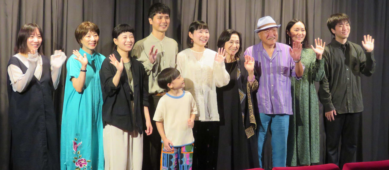 映画「とりつくしま」公開記念舞台あいさつに登壇した、左から東かほり監督、原作者の母直子さん、橋本紡、櫛島想史、楠田悠人、宇乃うめの、磯西真喜、柴田義之、安宅陽子、志村魁（撮影・村上幸将）