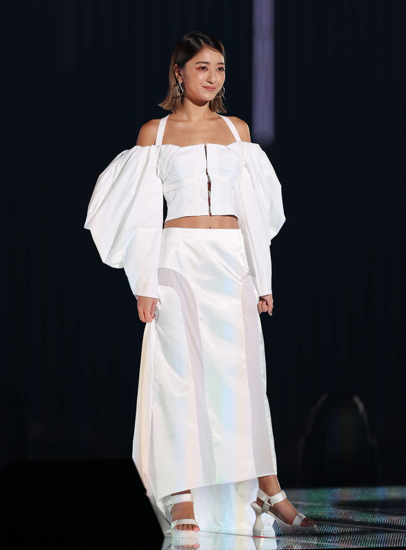 ランウエーでポーズをとる池田美優（撮影・宮地輝）