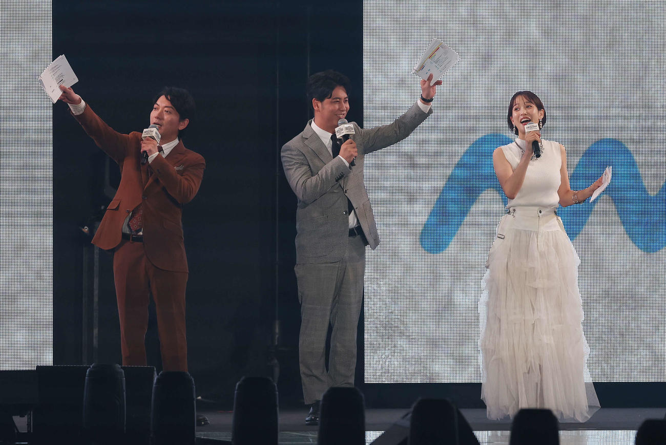 司会を務める、左からニューヨーク嶋佐和也、屋敷裕政、鷲見玲奈（撮影・宮地輝）