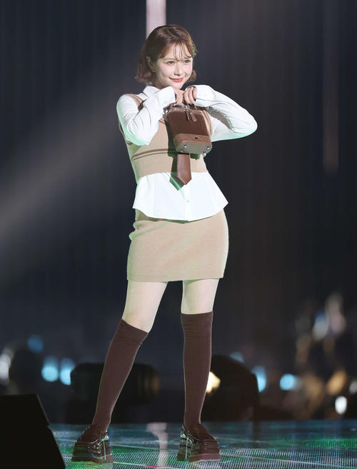 ランウエーでポーズをとる村重杏奈（撮影・宮地輝）