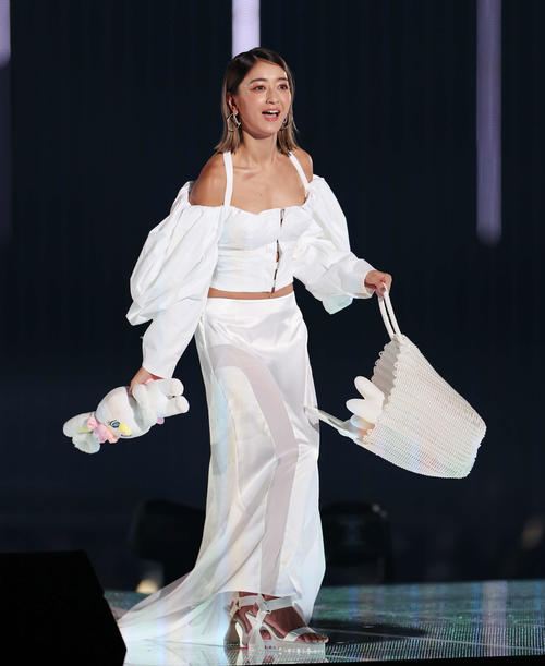 ランウエーでぬいぐるみを投げ入れる池田美優（撮影・宮地輝）
