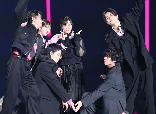 ポーズをとる映画「六人の嘘つきな大学生」のキャストたち、前列左から佐野勇人、赤楚衛二、後列左から倉悠貴、浜辺美波、山下美月、西垣匠（撮影・宮地輝）