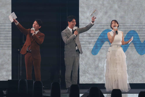 司会を務める、左からニューヨーク嶋佐和也、屋敷裕政、鷲見玲奈（撮影・宮地輝）