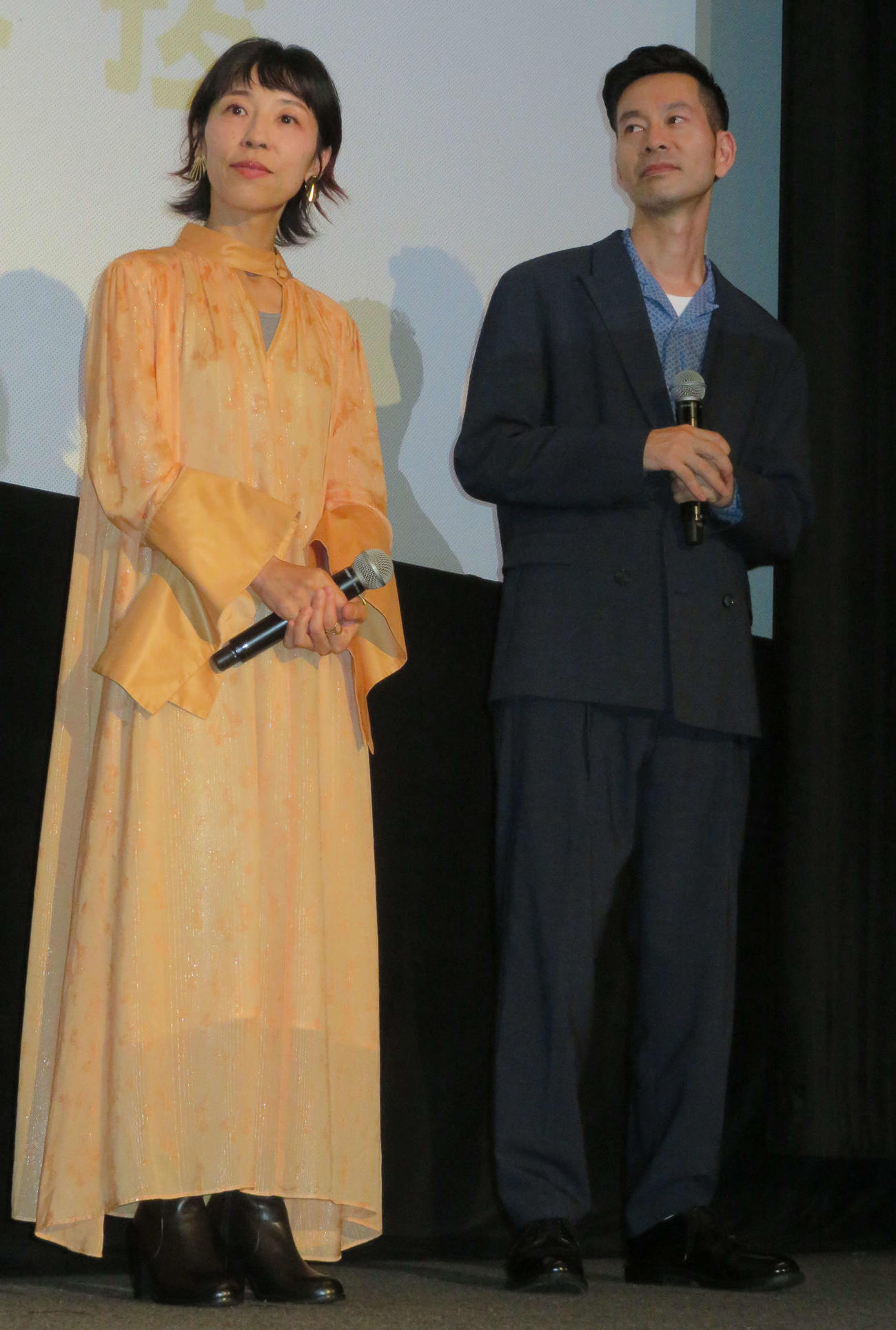 映画「ぼくのお日さま」先行公開舞台あいさつに登壇した、ハンバート　ハンバートの佐野遊穂と佐藤良成（撮影・村上幸将）