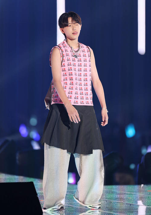 ランウエーでポーズをとる伊藤篤志（撮影・宮地輝）