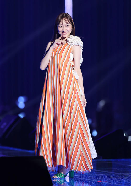ランウエーでポーズをとる須田亜香里（撮影・宮地輝）
