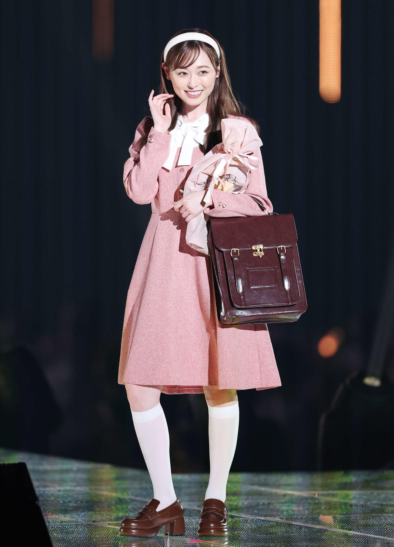 ランウエーでポーズをとる福原遥（撮影・宮地輝）