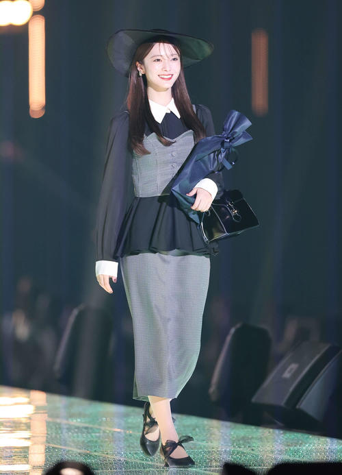 ランウエーを歩く櫻坂46田村保乃（撮影・宮地輝）