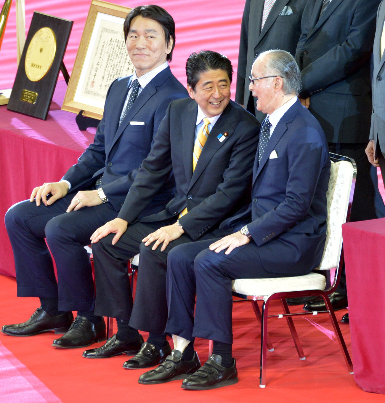 国民栄誉賞の表彰式で長嶋茂雄氏（右）に話し掛ける安倍晋三首相（中央）。左は松井秀喜氏（2013年5月撮影）
