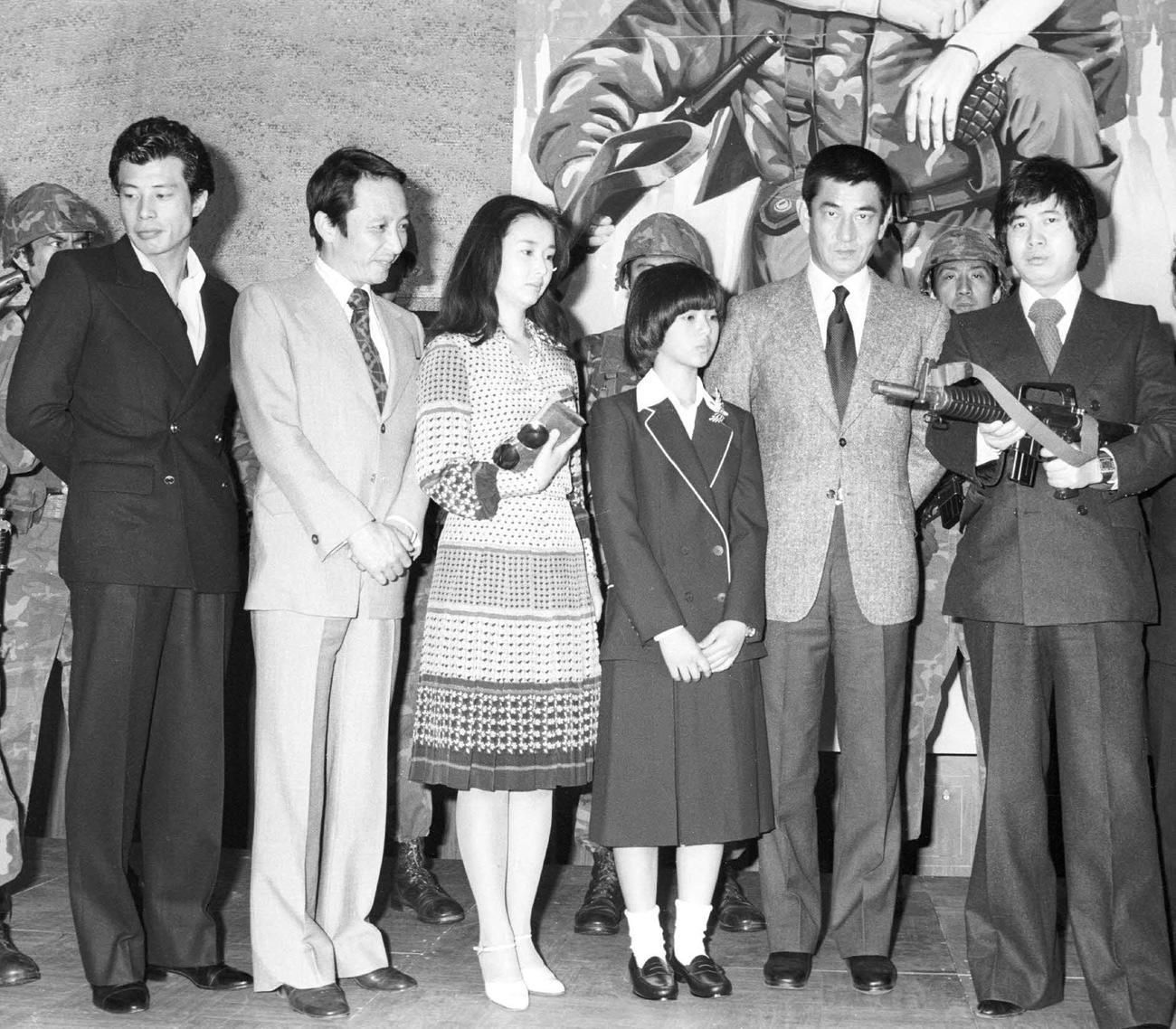 1978年3月、映画「野性の証明」の製作発表に臨む、高倉健さん（右から4人目）、薬師丸ひろ子（右から5人目）、角川春樹氏（右から3人目）、舘ひろし（左から2人目）、中野良子（同4人目）、田村高広さん（同3人目)ら出演者