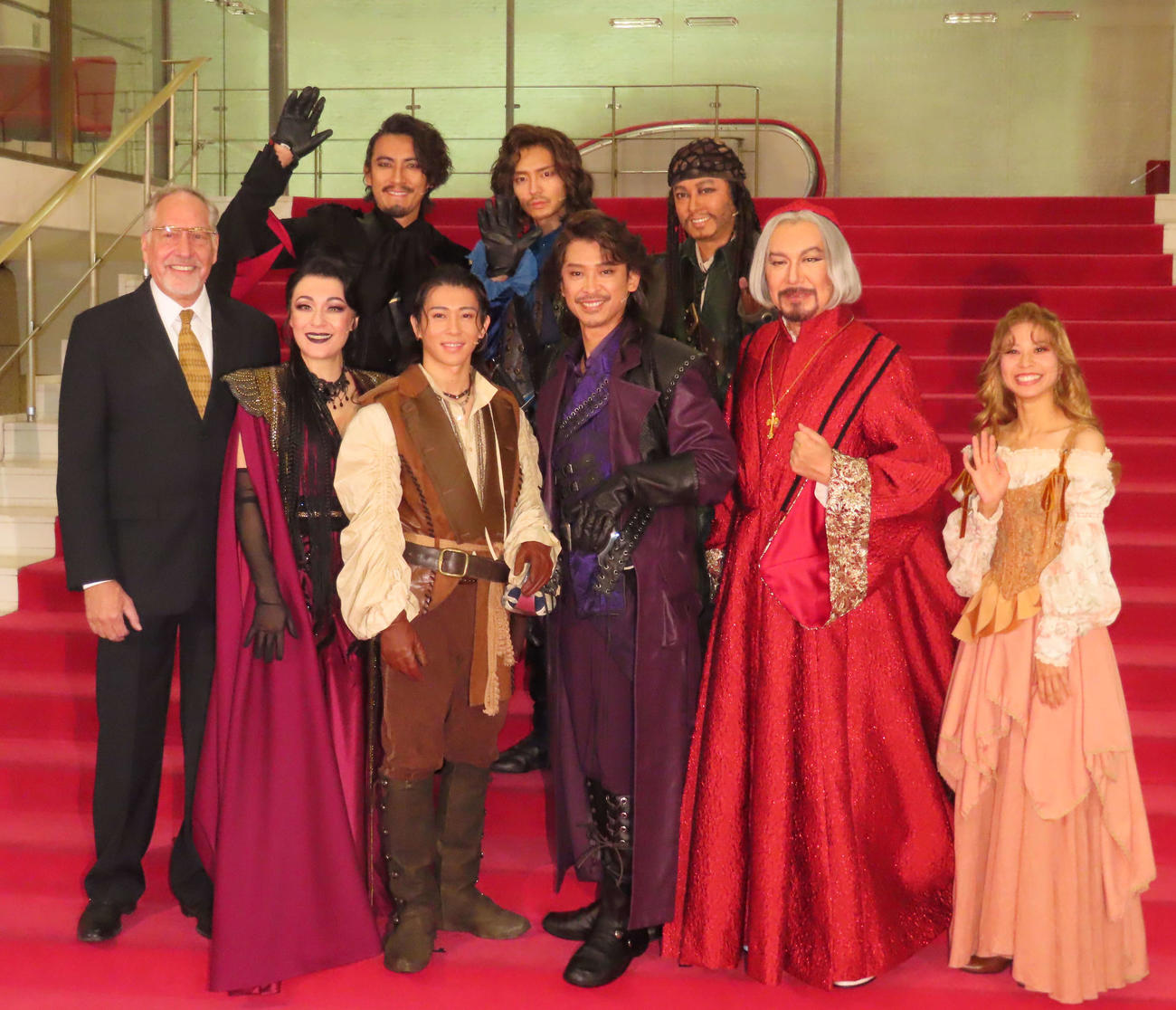 ミュージカル「三銃士」の初日上演を前に取材に応じた、前列左から演出のフィリップ・マッキンリーさん、シルビア・グラブ、末澤誠也、坂本昌行、今井清隆、屋比久知奈、後列左から上山竜治、上口耕平、原田優一
