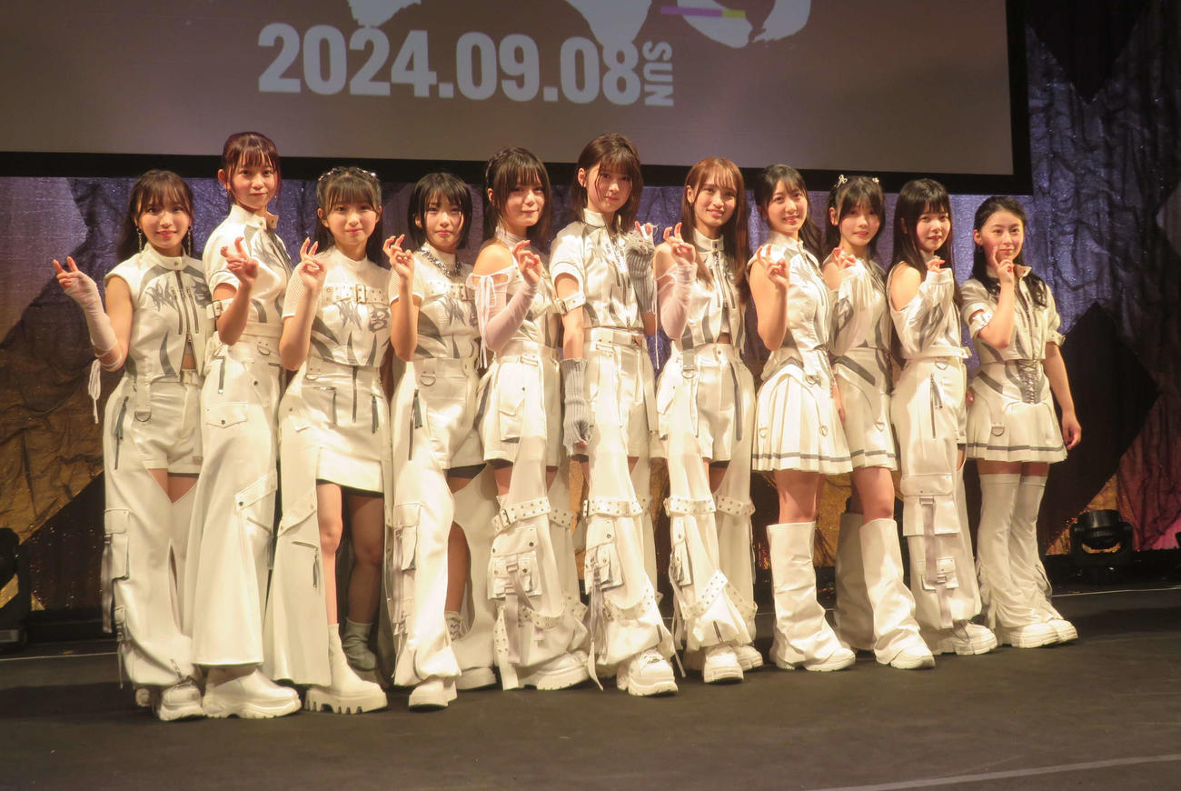 初ワンマンライブの公開リハーサル後取材に応じたWHITE SCORPIONの、左からACO、NICO、CHOCO、NAVI、ACE、HANNA、ALLY、AOI、MOMO、NATSU、COCO