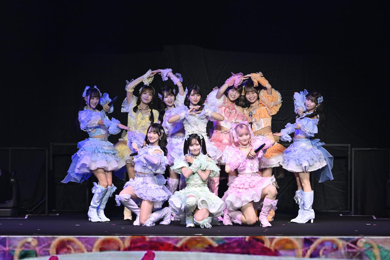7周年記念コンサートでパフォーマンス披露する＝LOVEを
