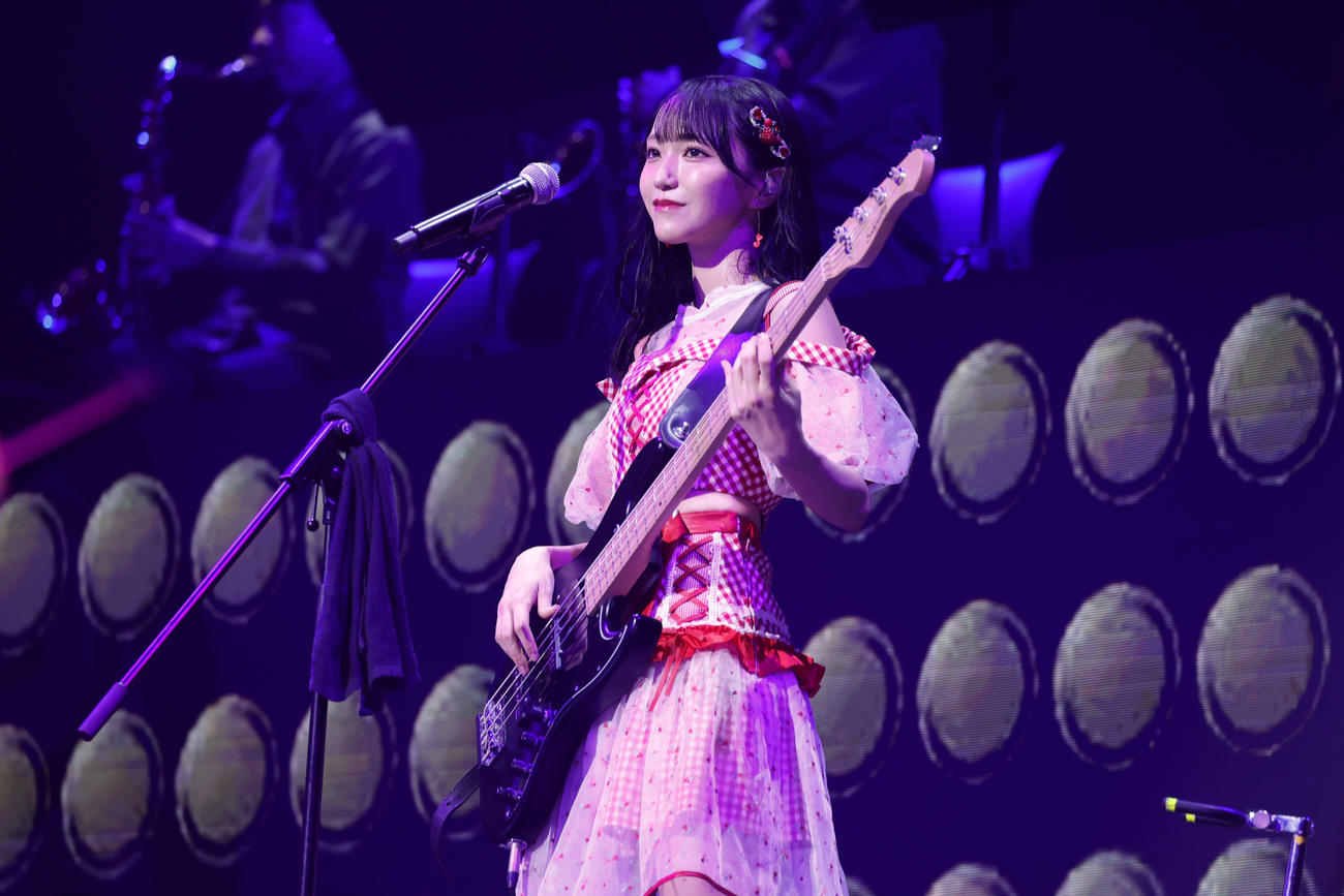 センター曲「呪って呪って」でベースパフォーマンスを初披露した野口衣織