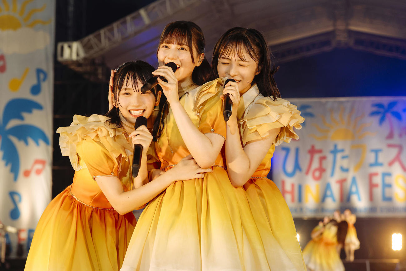 「ひなたフェス2024」でパフォーマンスする日向坂46。左から藤嶌果歩、小坂菜緒、正源司陽子（C）Seed＆Flower LLC