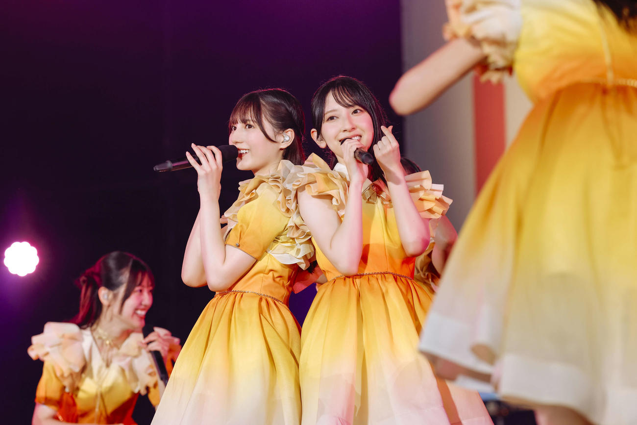 「ひなたフェス2024」でパフォーマンスする日向坂46小坂菜緒（左）と金村美玖（C）Seed＆Flower LLC