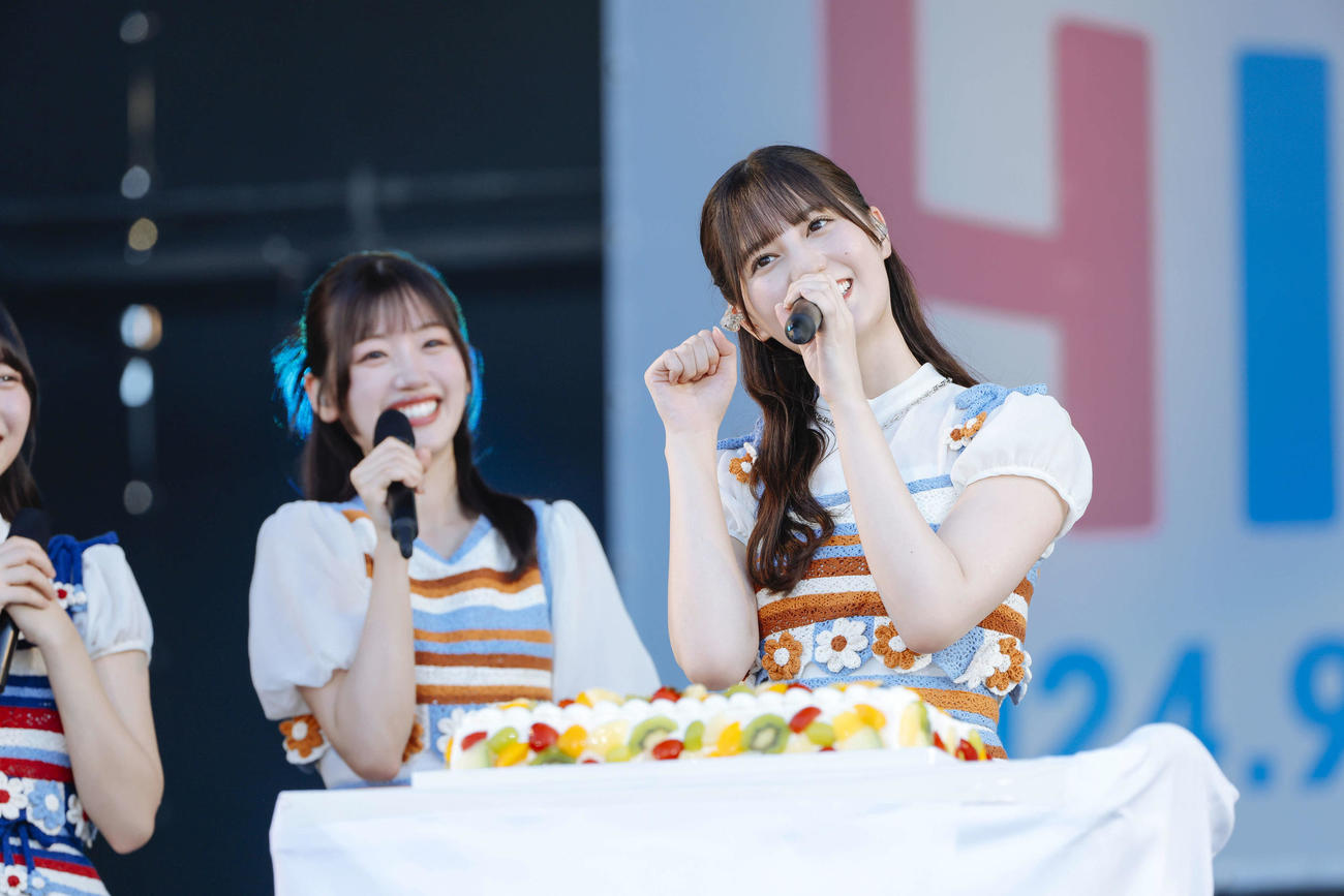 「ひなたフェス2024」で誕生日を祝福される日向坂46小坂菜緒（右）。左は佐々木美玲（C）Seed＆Flower LLC