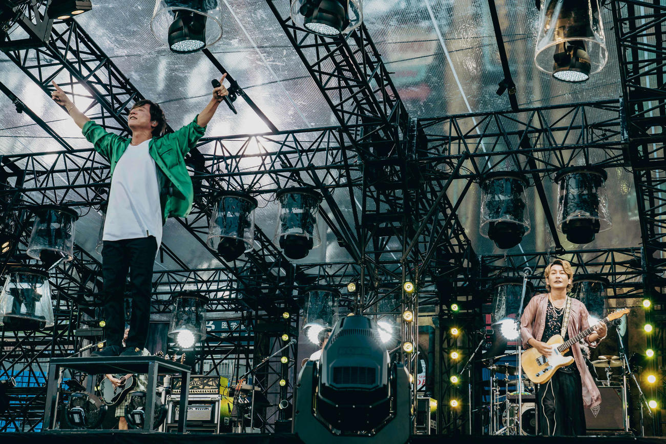 横浜スタジアムでライブを行ったポルノグラフィティのボーカル岡野昭仁（左）、ギター新藤晴一