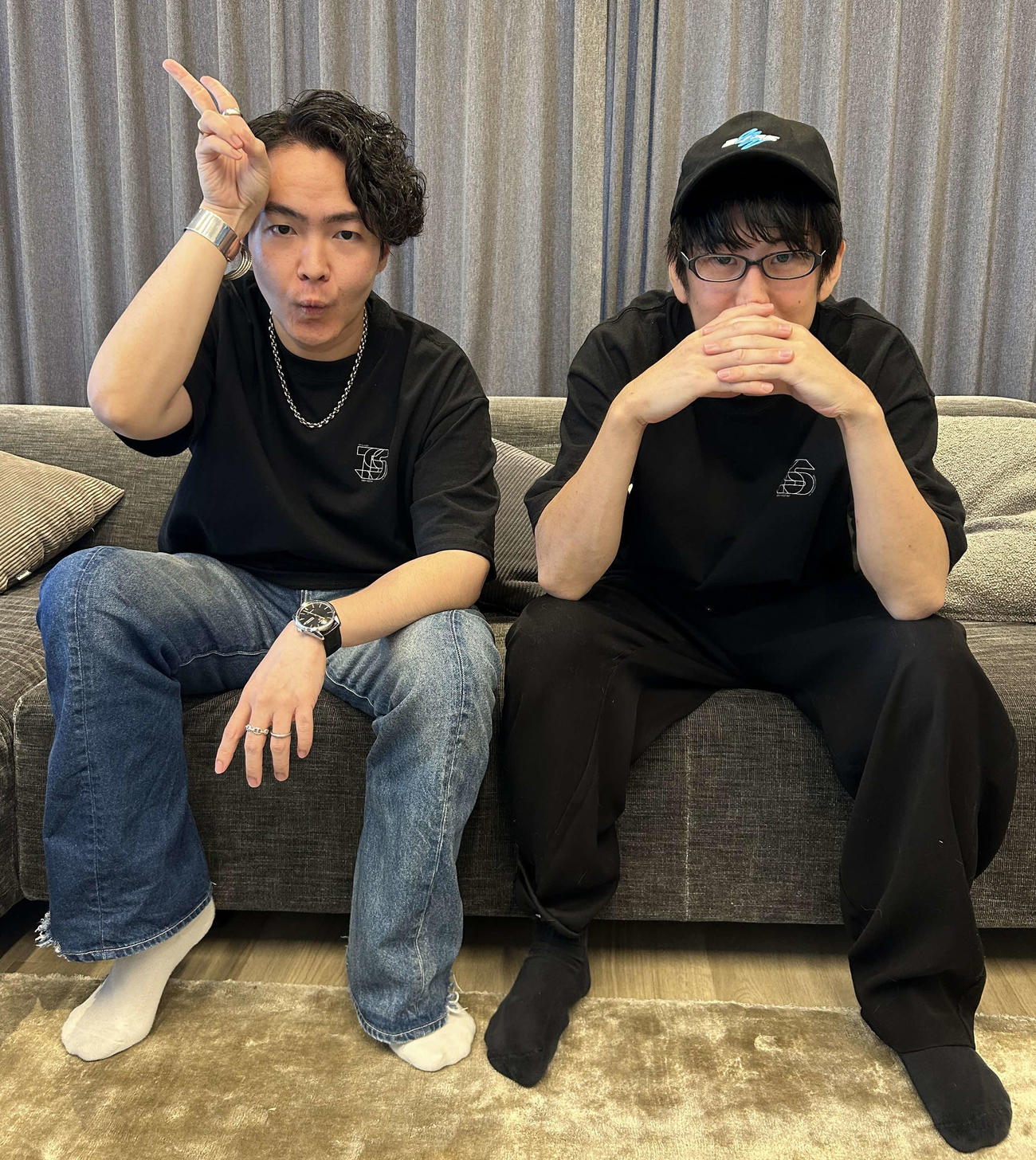 トークライブ「The Secret Show」を行うシークエンスはやとも（左）と都市伝説系YouTuber、Naokiman（撮影・松尾幸之介）