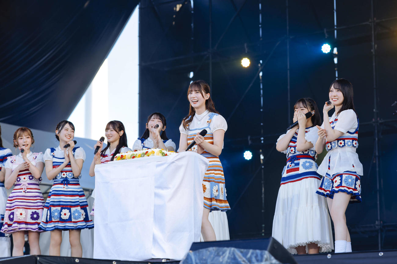 「ひなたフェス2024」で誕生日を祝福される日向坂46小坂菜緒（中央）（C）Seed＆Flower LLC