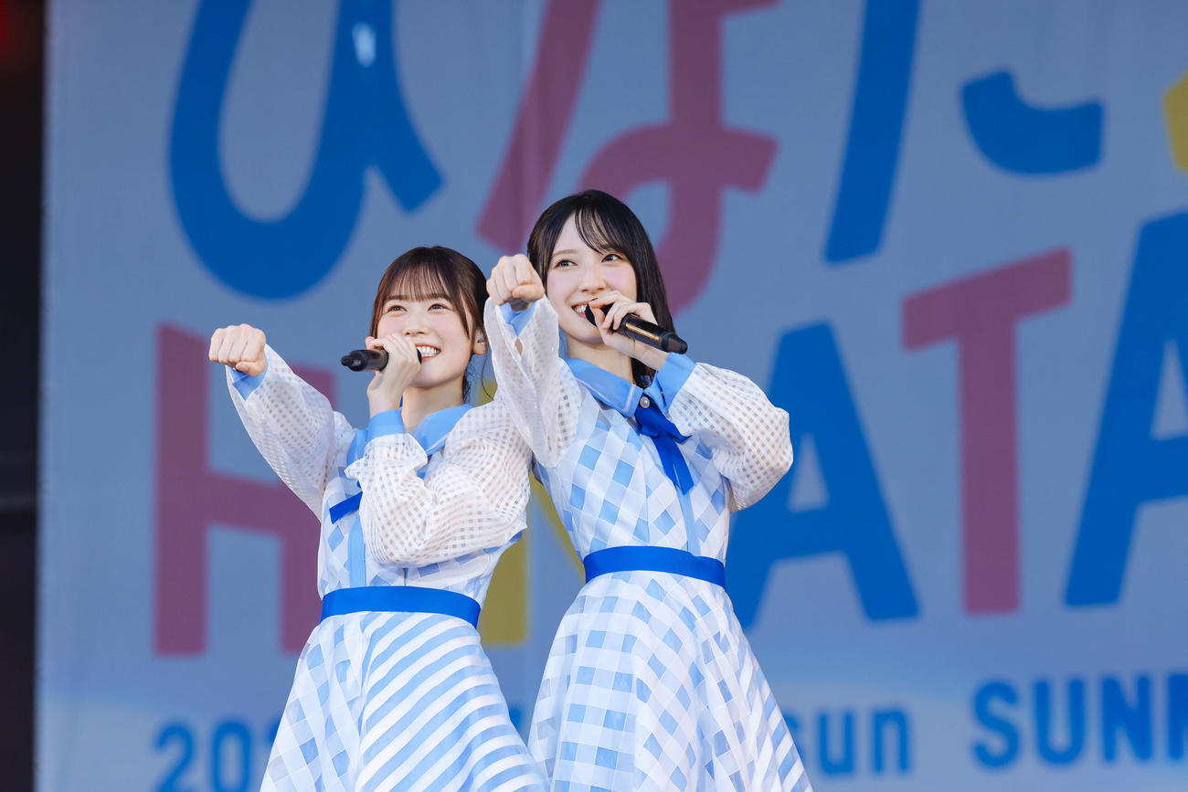 「ひなたフェス2024」でパフォーマンスする日向坂46丹生明里（左）と金村美玖（C）Seed＆Flower LLC