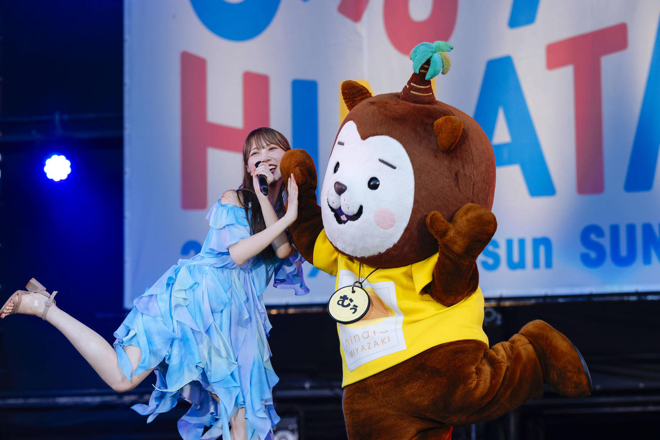 「ひなたフェス2024」で「みやざき犬」とパフォーマンスする日向坂46加藤史帆（C）Seed＆Flower LLC