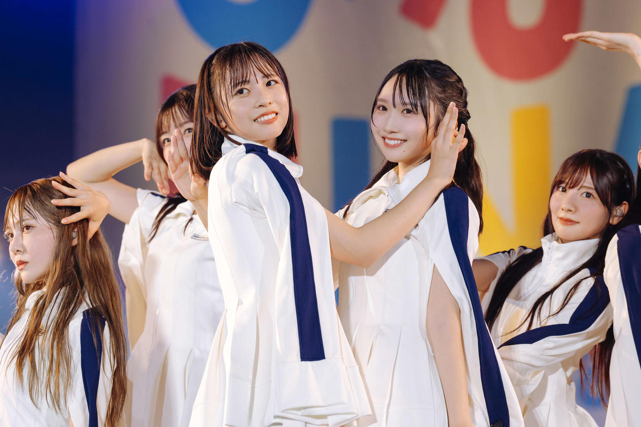「ひなたフェス2024」で「絶対的第六感」をパフォーマンスする日向坂46。中央左から正源司陽子、藤嶌果歩（C）Seed＆Flower LLC