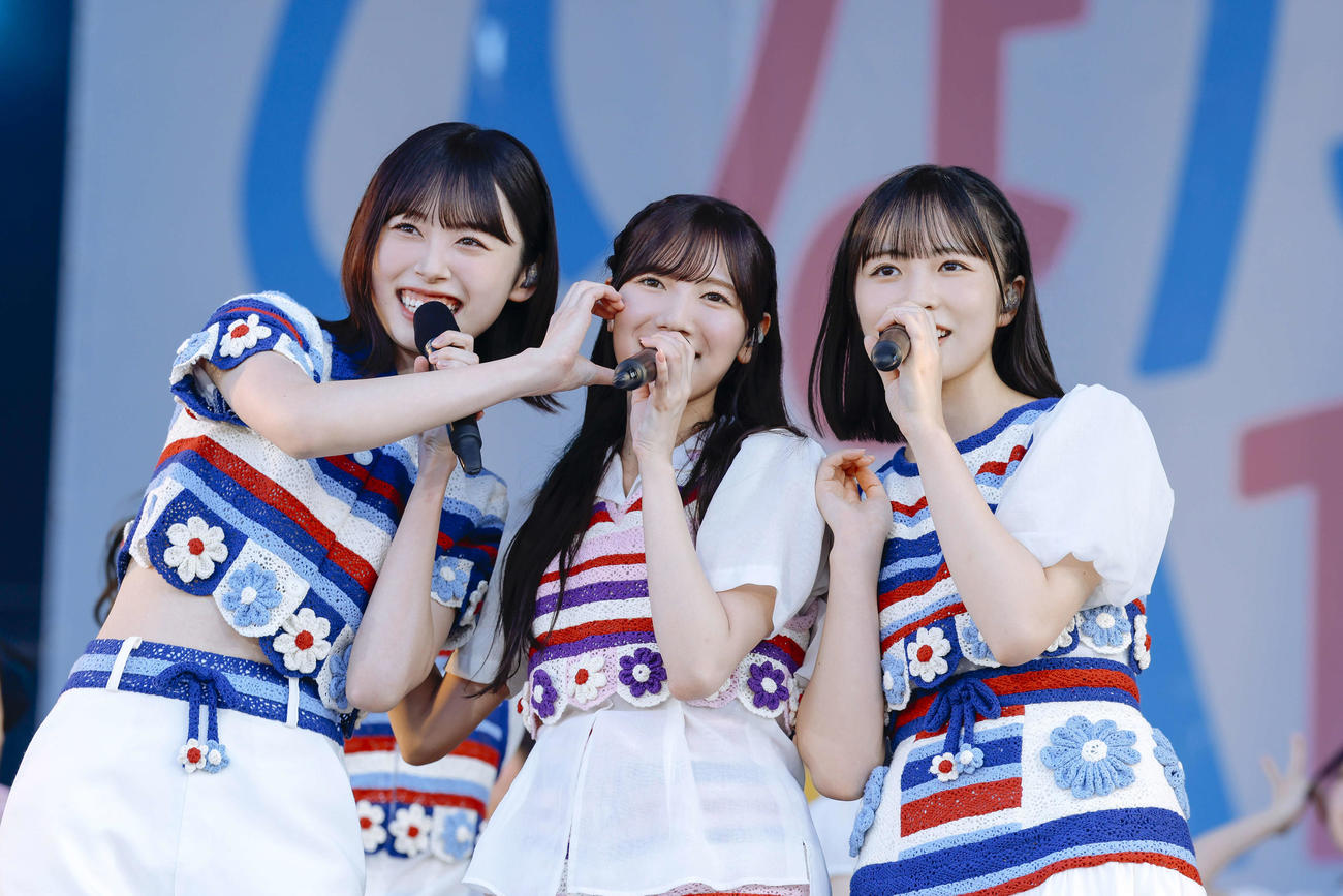 「ひなたフェス2024」でパフォーマンスする日向坂46。左から高橋未来虹、河田陽菜、正源司陽子（C）Seed＆Flower LLC