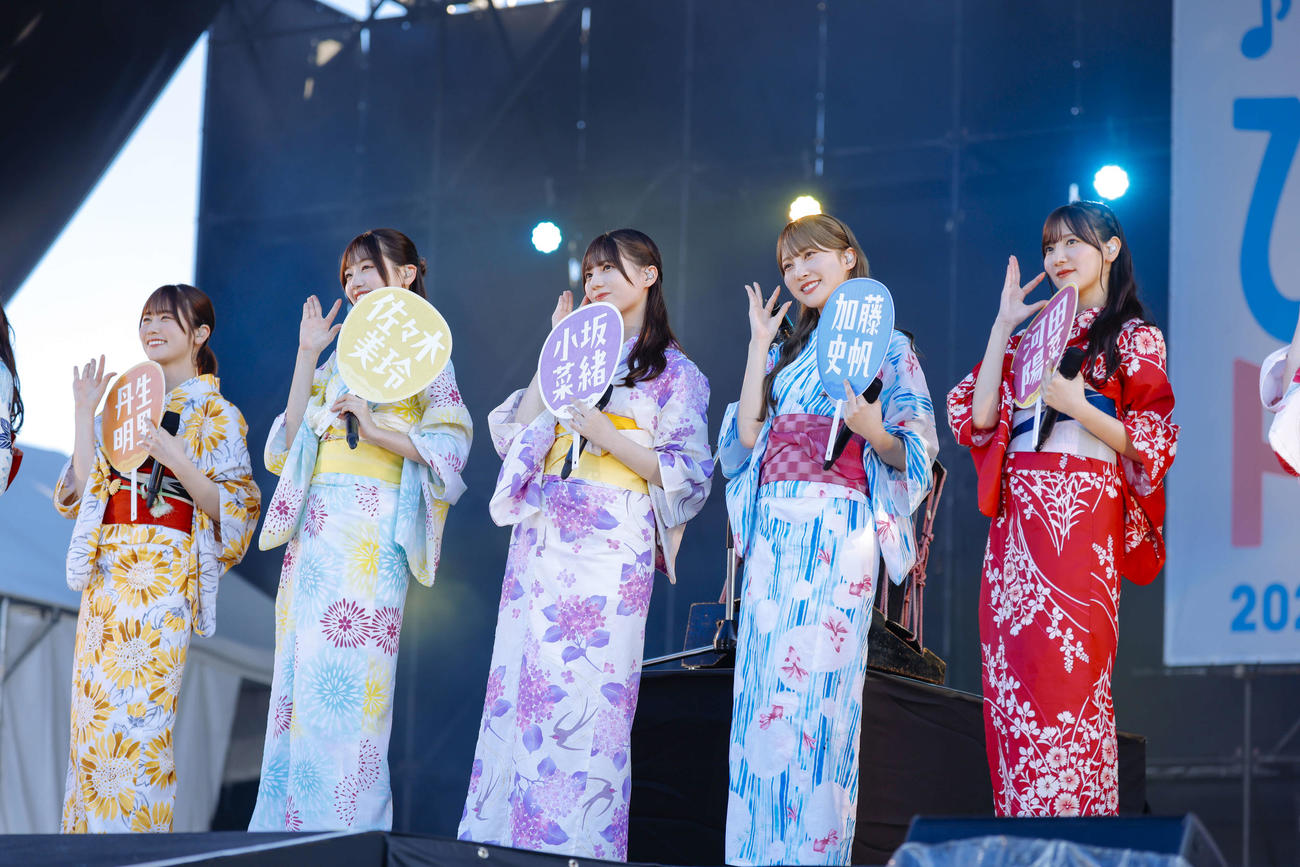 「ひなたフェス2024」でパフォーマンスする日向坂46。左から丹生明里、佐々木美玲、小坂菜緒、加藤史帆、河田陽菜（C）Seed＆Flower LLC