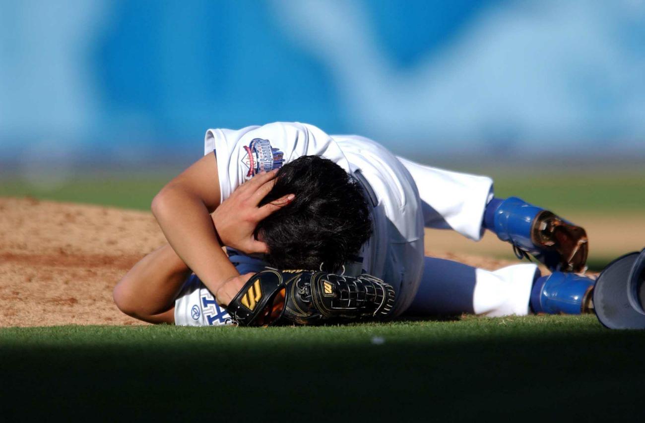 02年9月、鋭いライナーの打球が左前頭部に直撃しグラウンドに倒れる石井一久