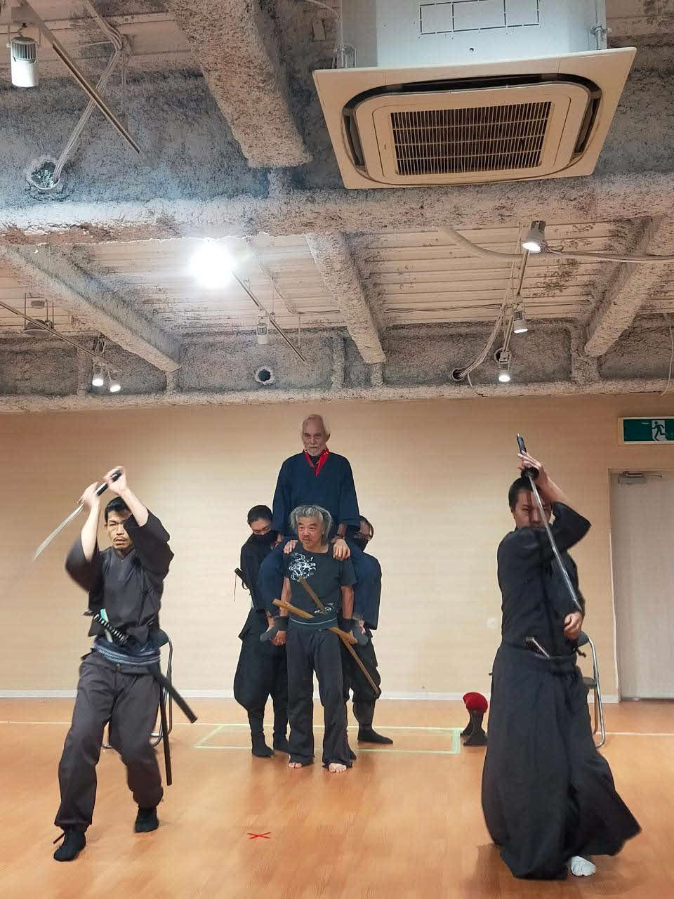 舞台「時は今　天が下しる　桔梗かな」の稽古に励む堀田眞三（奥上）