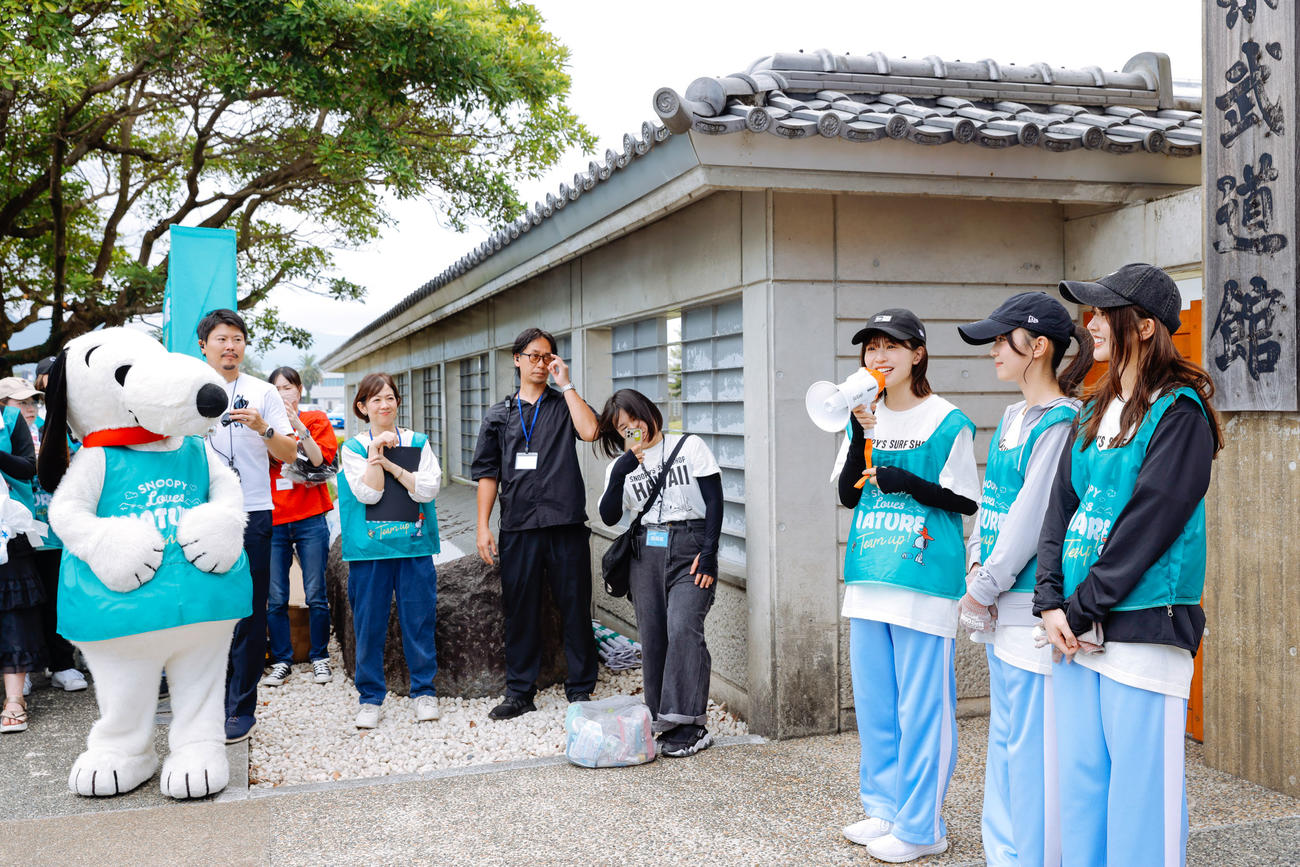 クリーンイベント「SNOOPY Loves NATURE　“Team up!”　in　ひなたフェス2024」に参加した日向坂46メンバーら